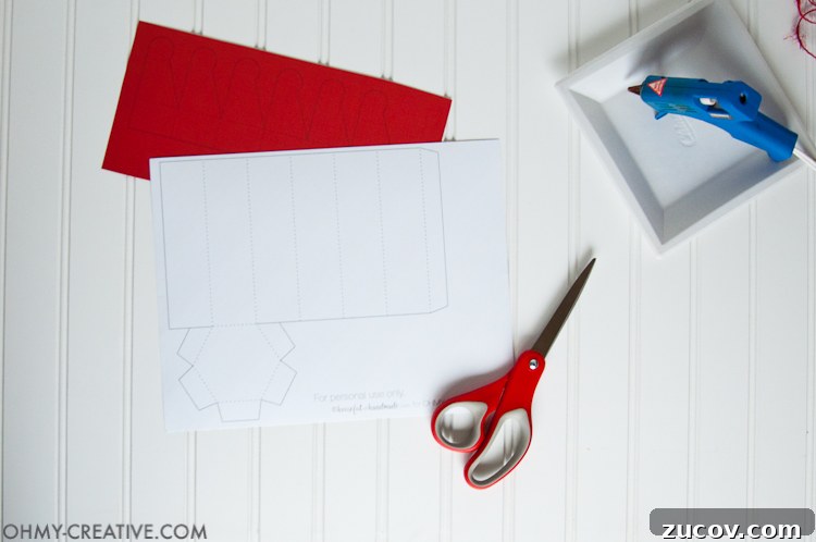 Printable DIY Cookie Gift Box Template — Instant Download Craft Kit 6 Need a last minute gift for neighbors or friends? These Christmas folded treat boxes are perfect for filling with your favorite cookies. The printable file is ready for you to make this DIY cookie box gift today! | OHMY-CREATIVE.COM
