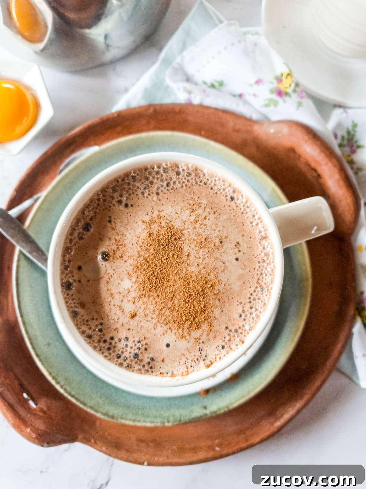 28 Low-Histamine Recipes for Histamine Intolerance-Friendly Meals 4 A picture of bone broth coffee latte with cinnamon dust as garnish.